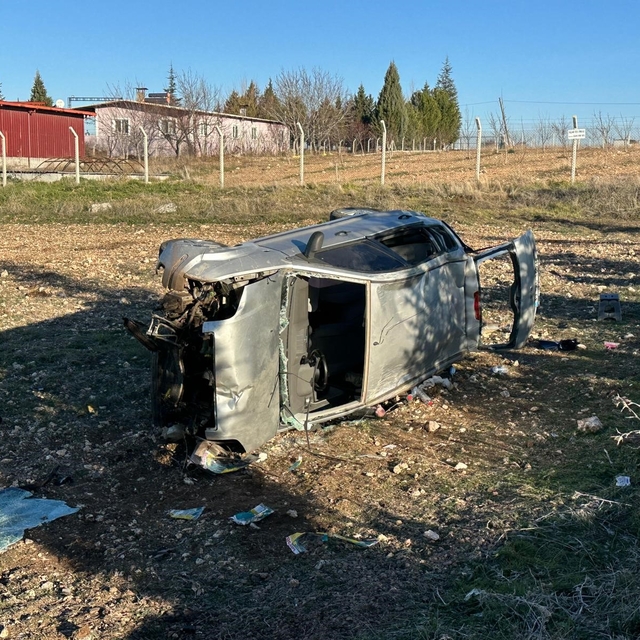 Uşak'ta otomobil tarlaya devrildi: 1'i bebek 5 yaralı