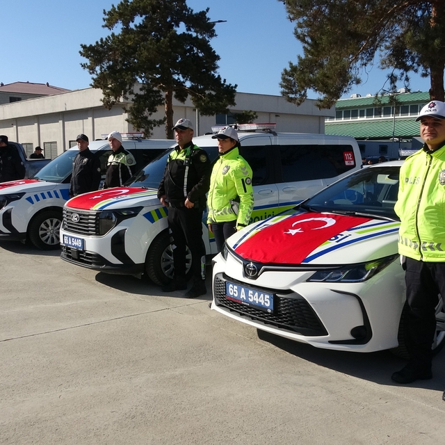 Van'da emniyet bünyesine alınan yeni araçlar törenle teslim edildi