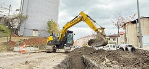 Trabzon'da TİSKİ ekiplerinin kanalizasyon hattı çalışması devam ediyor