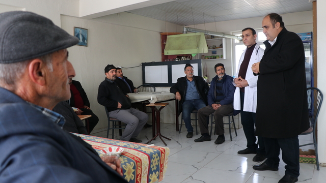 Gönüllü doktor ve gençler sağlık taraması ve ilk yardım eğitimi için köy yollarında