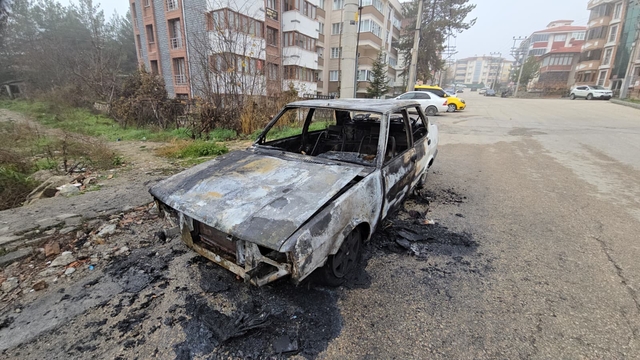 Alev topuna dönen otomobilden geriye demir yığını kaldı
