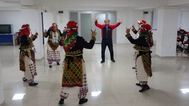 Bilecik'te 45 yıldır halk oyunu öğretiyor
Halk oyunları ve bağlama dersi veren yerel sanatçı Kazım Kaya: "Bu güzel oyunlarımızı kültürümüzü geleneğimizi göreneğimizi orijinal şekliyle bizden sonraki nesillere genç nesillere aktarmak"