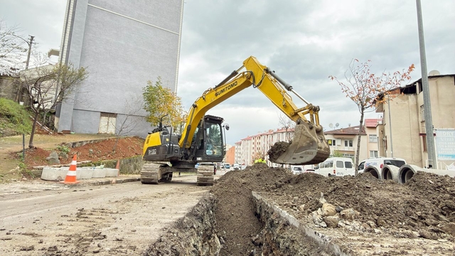 Trabzon'da TİSKİ ekiplerinin kanalizasyon hattı çalışması devam ediyor