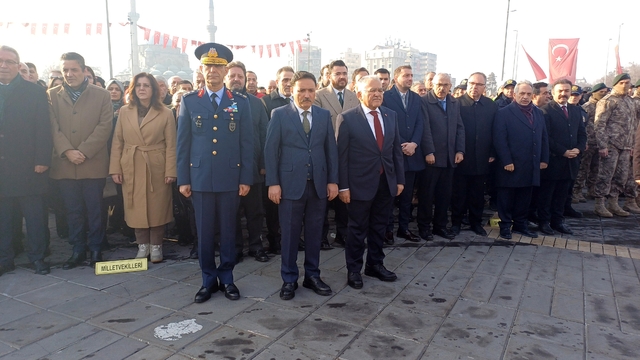 Atatürk'ün Kayseri'ye gelişinin 106. yıl dönümü kutlandı
Vali Çiçek "Kayseri Atasını seven millî mücadelenin şehri olarak anılmıştır"
Belediye Başkanı Büyükkılıç "19 Mayıs 1919'da Samsun'da yakılan kurtuluş ateşi, Anadolu'nun her köşesinde olduğu gibi Kayseri'de de kısa sürede karşılığını bulmuştur"