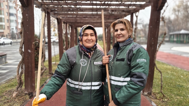Kadınlar temizlik aşklarını parklara da yansıtıyor
Kocasinan Belediyesi'nin kadınları parkları güzelleştiriyor