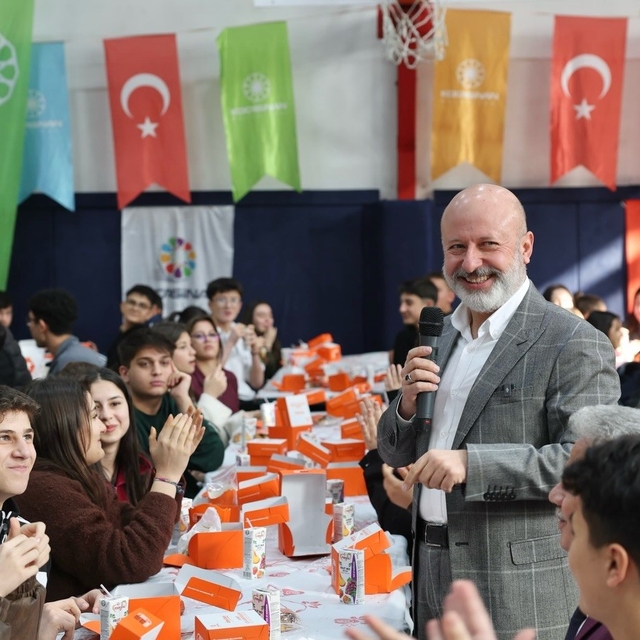 Başkan Çolakbayrakdar: "Güçlü Türkiye'nin temeli donanımlı gençliktir"
Başk...