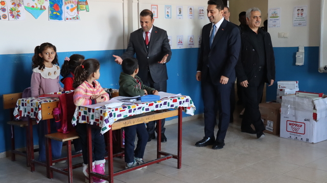 AYSAD üyeleri Hatay'daki depremzede çocuklara ayakkabı dağıttı