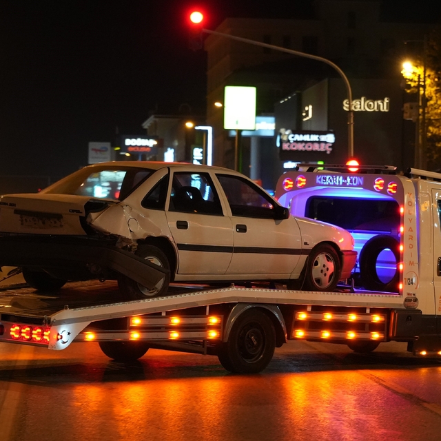 Kontrolden çıkan otomobil zincirleme kazaya neden oldu