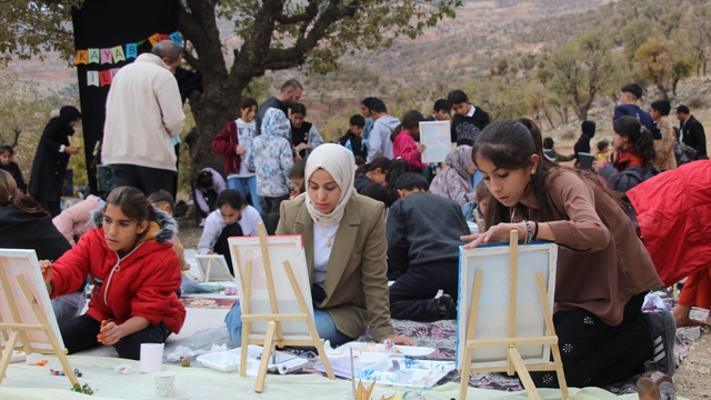 Gabar'ın eteklerinde umutlar tuvale yansıdı
Petrolün yükseldiği dağda çocuklar sanatla geleceğe bakıyor
