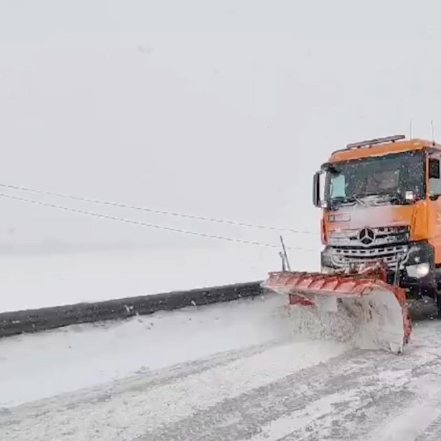 Ekipler, geçitleri ulaşıma açık tutmak için çalışıyor
