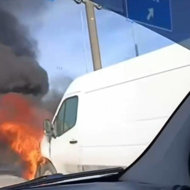 Alev alan servis minibüsü küle döndü