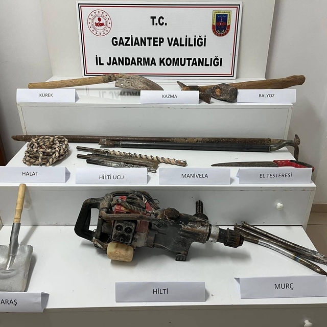 Gaziantep'te kaçak kazı yapan 4 şahsı jandarma suçüstü yakaladı