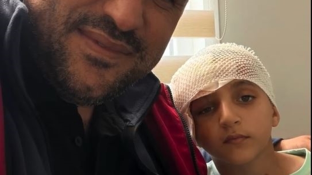 Vücudunun bir kısmı toprağa gömülü bulunan Amir, okulunu ve arkadaşlarını özlemiş