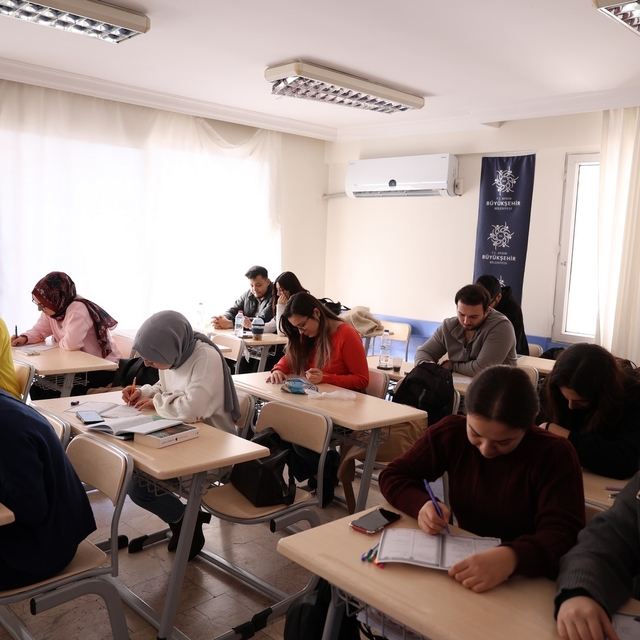 Başkan Çerçioğlu, memur adaylarının yanında