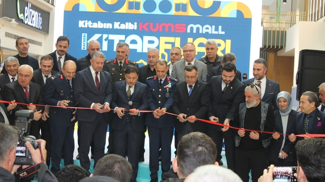 KUMSmall Kitap Fuarı açıldı
Vali Gökmen Çiçek:
"KUMSmall AVM; kitap kokularıyla, velilerle, öğretmenlerle bambaşka bir hal alacak"