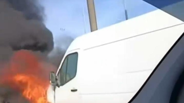 Alev alan servis minibüsü küle döndü