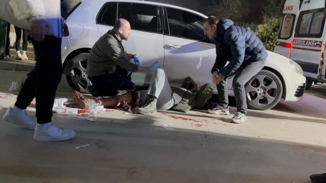 Çocukların önünde dehşet saçan şüpheli tutuklandı
Çocuklara rağmen bıçaklı kavgaya tutuştular, 1'i ağır 2 kişi yaralandı