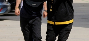 Mahkemede annesini öldüren babasına 'şok' suçlamada bulundu
Adana'da annesini öldüren babasıyla ilgili ifade verdi: "Annem rüyalarında da sürekli ‘babanız olacak şerefsiz beni öldürüyor' derdi"
Ayrıca babam çocukken üzerimize tiner döküp yakmaya çalıştı, en ağır cezayı almasını istiyorum"