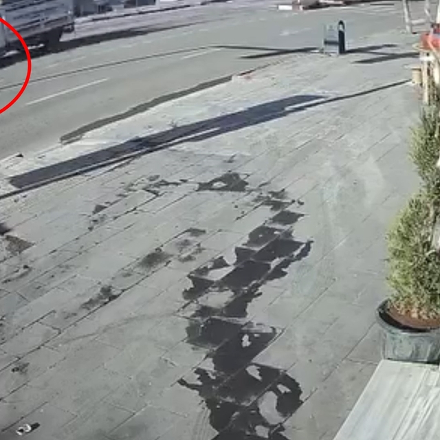 Kamyonet ile otomobilin çarpıştığı kaza kamerada: 2 yaralı