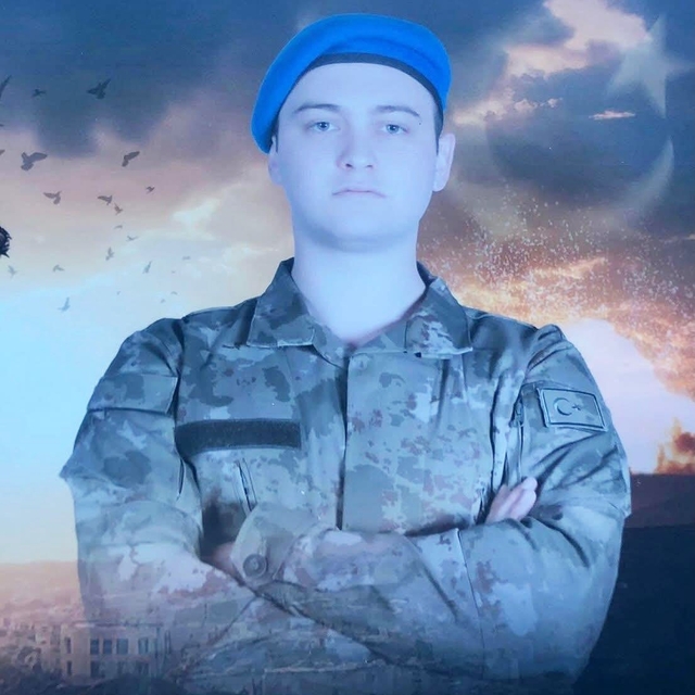 Van'da rahatsızlanarak hayatını kaybeden asker, memleketi Giresun'da toprağ...