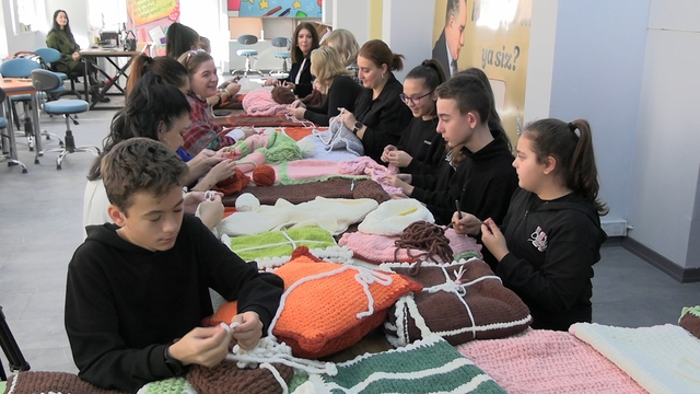 Edirne'de ilmekler iyilik için atılıyor: Çocuklar örüyor, anneler birleştiriyor
Edirne'de Ortaokul öğrencilerinden örnek dayanışma
Edirne'de öğrencilerin 'El Emeği Gönül Bağı Projesi' ihtiyaç sahiplerini ısıtacak