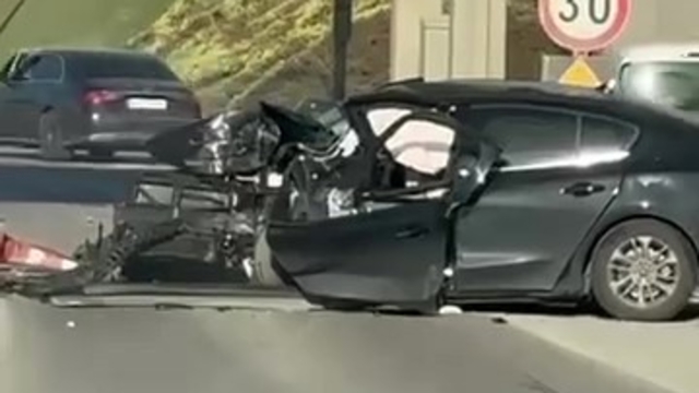 Gişelere çarpan otomobil kullanılamaz hale geldi, 2 kişi ağır yaralandı