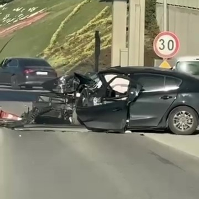 Gişelere çarpan otomobil kullanılamaz hale geldi, 2 kişi ağır yaralandı