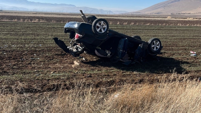 Şarampole devrilen otomobilde 2 kişi yaralandı