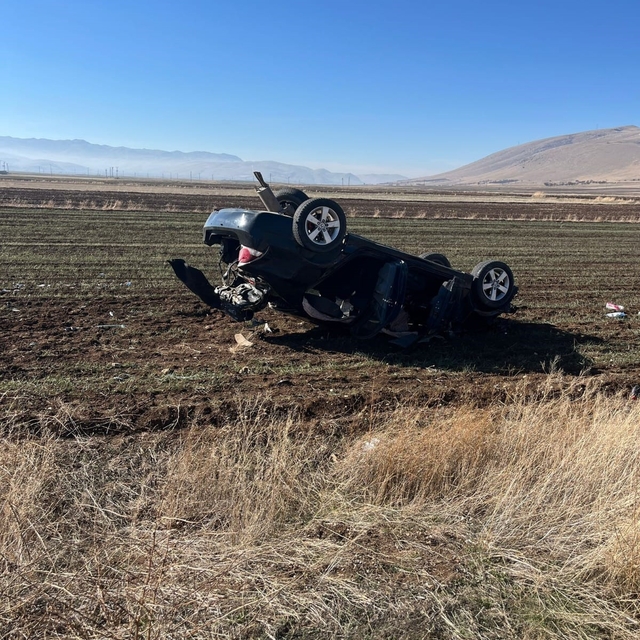 Şarampole devrilen otomobilde 2 kişi yaralandı