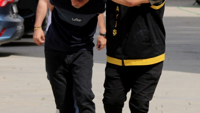 Mahkemede annesini öldüren babasına 'şok' suçlamada bulundu
Adana'da annesini öldüren babasıyla ilgili ifade verdi: "Annem rüyalarında da sürekli 'babanız olacak şerefsiz beni öldürüyor' derdi"
Ayrıca babam çocukken üzerimize tiner döküp yakmaya çalıştı, en ağır cezayı almasını istiyorum"