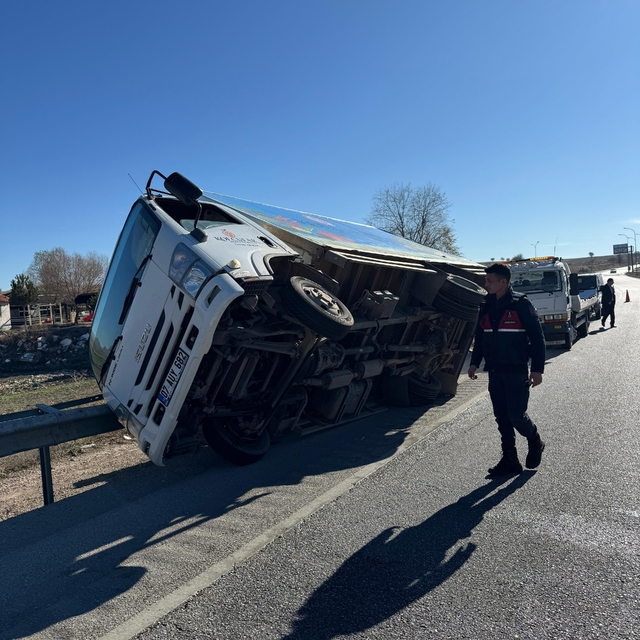 Yan yatan kamyonette 2 kişi yaralandı