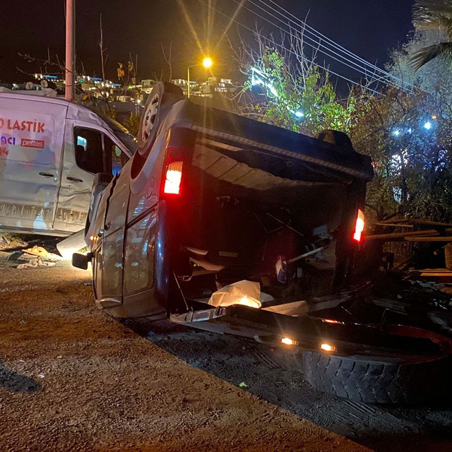 Kamyonet, park halindeki araca çarptı; 1 ölü, 2 yaralı