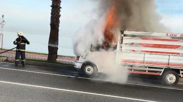 Ordu'da seyir halindeki kamyonet yandı