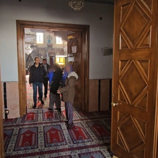 Zabıtayı gören dilenciler camiye kaçıp cemaatin arasına karıştı