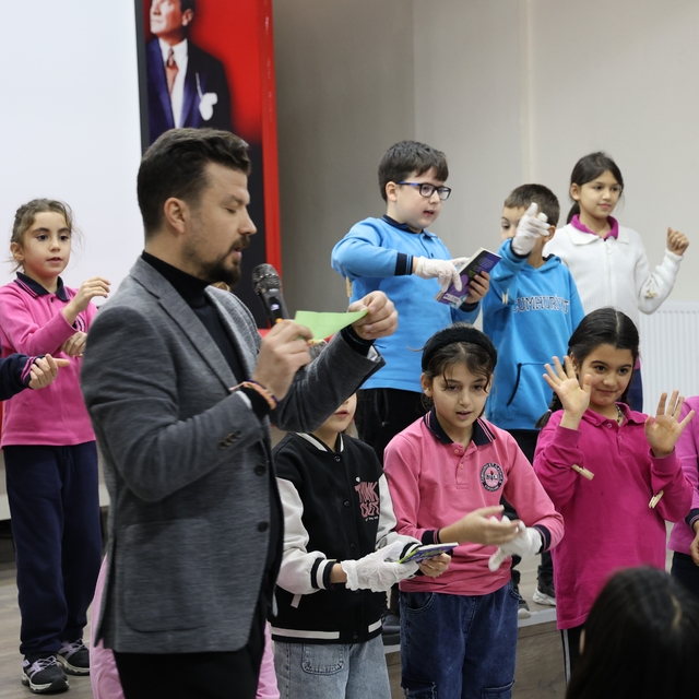 Mezun olduğu okulda teknoloji bağımlılığından kurtulma yollarını oyunla anl...