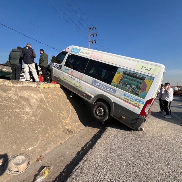 Park halindeki minibüs duvardan yolun kenarına düşerek asılı kaldı
