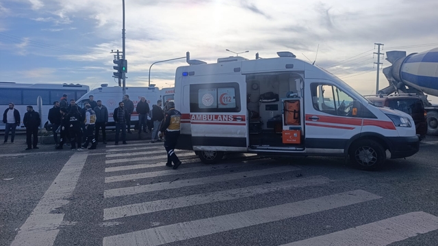 Diyarbakır'da otomobil ile çarpışan hafif ticari aracın sürücüsü yaralandı
