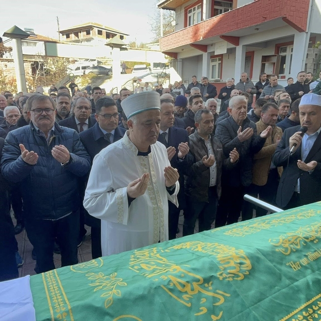 Alaplı İlçe Milli Eğitim Müdürü annesinin cenaze namazını kıldırdı
