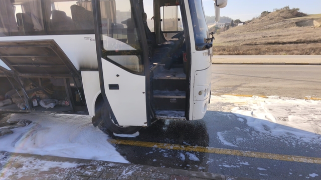 Seyir halindeki işçi servisi alev aldı