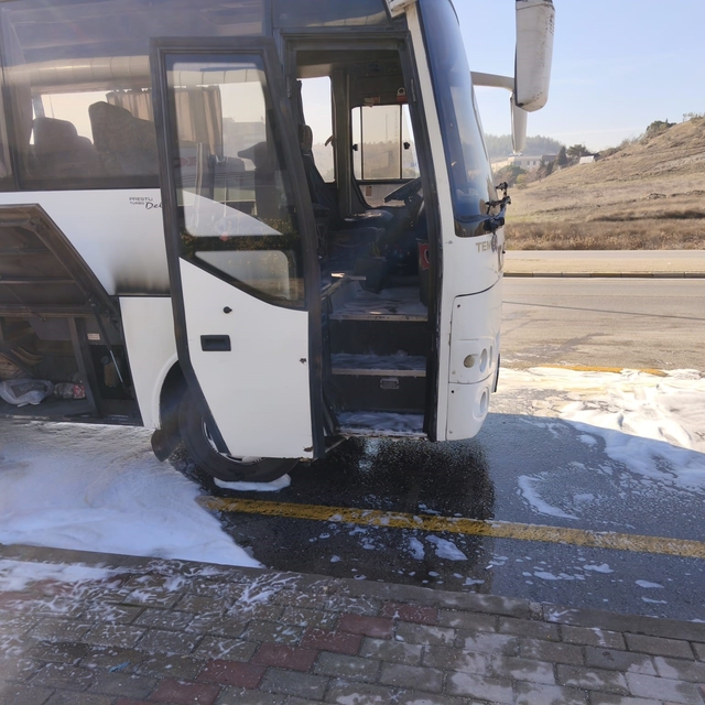 Seyir halindeki işçi servisi alev aldı