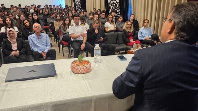 Marmaris Kaymakamı Kaya öğrencilerle kitap okudu, mesleğini anlattı