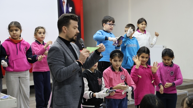 Mezun olduğu okulda teknoloji bağımlılığından kurtulma yollarını oyunla anlattı
Matematik öğretmeni, mezun olduğu okulda öğrencilerle buluştu