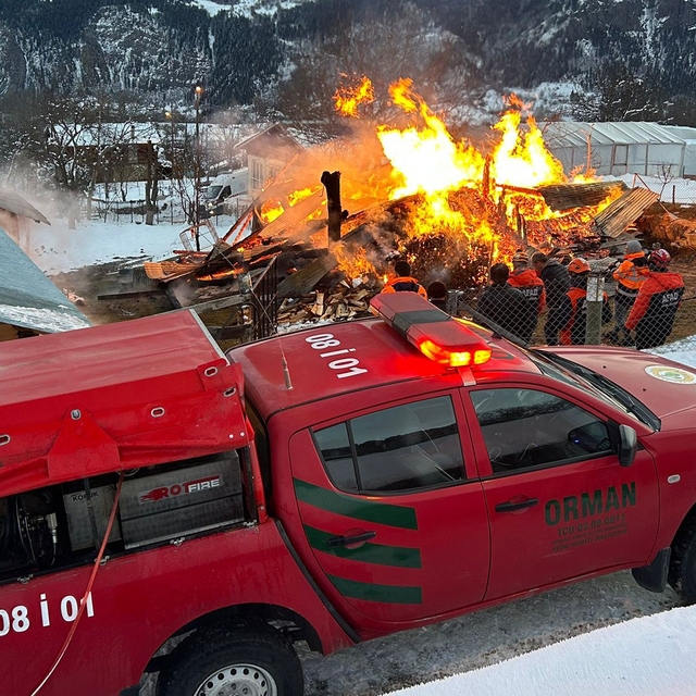 Ardanuç'ta ahır yangını