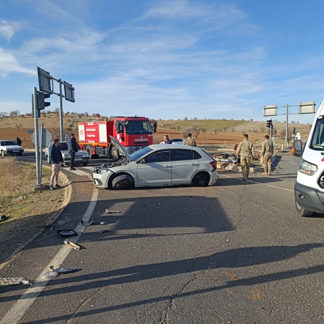 TIR'ın çarptığı otomobilin sürücüsü ağır yaralandı