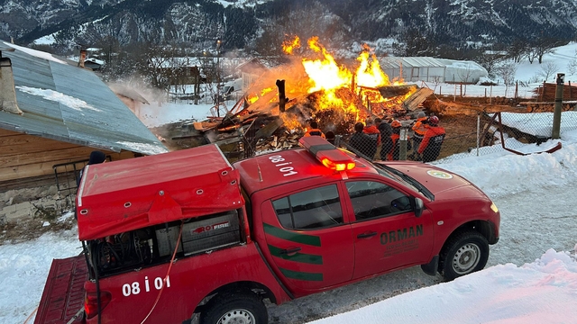 Ardanuç'ta ahır yangını