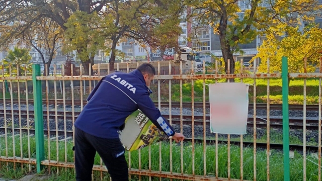 Germencik'te izinsiz afişlere zabıta müdahalesi