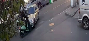 Otomobille çarpışan motosikletin sürücü yaralandı; kaza kamerada