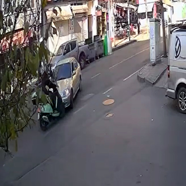 Otomobille çarpışan motosikletin sürücü yaralandı; kaza kamerada