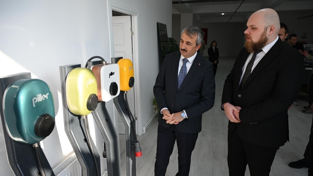 Vali Sezer'den pil üreticisi firmaya ziyaret