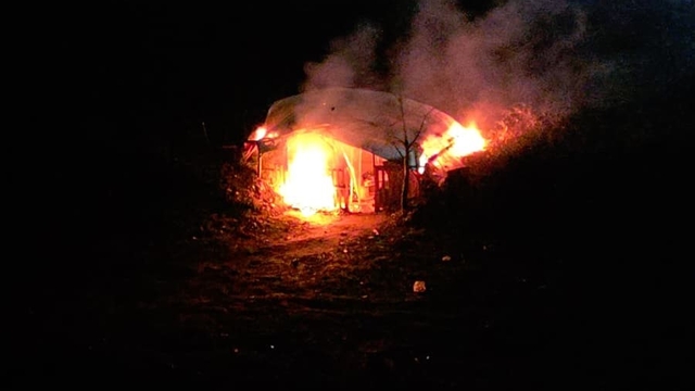 Alkoliklerin mesken tuttuğu baraka alev alev yandı